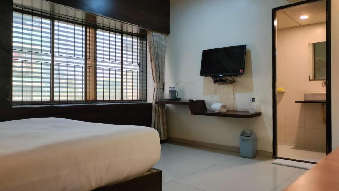 Hotel Sai Nidhi Executive-Mindspace Airoli Navi Mumbai Exteriör bild