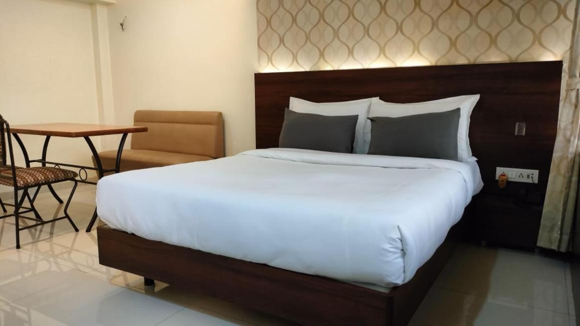 Hotel Sai Nidhi Executive-Mindspace Airoli Navi Mumbai Exteriör bild