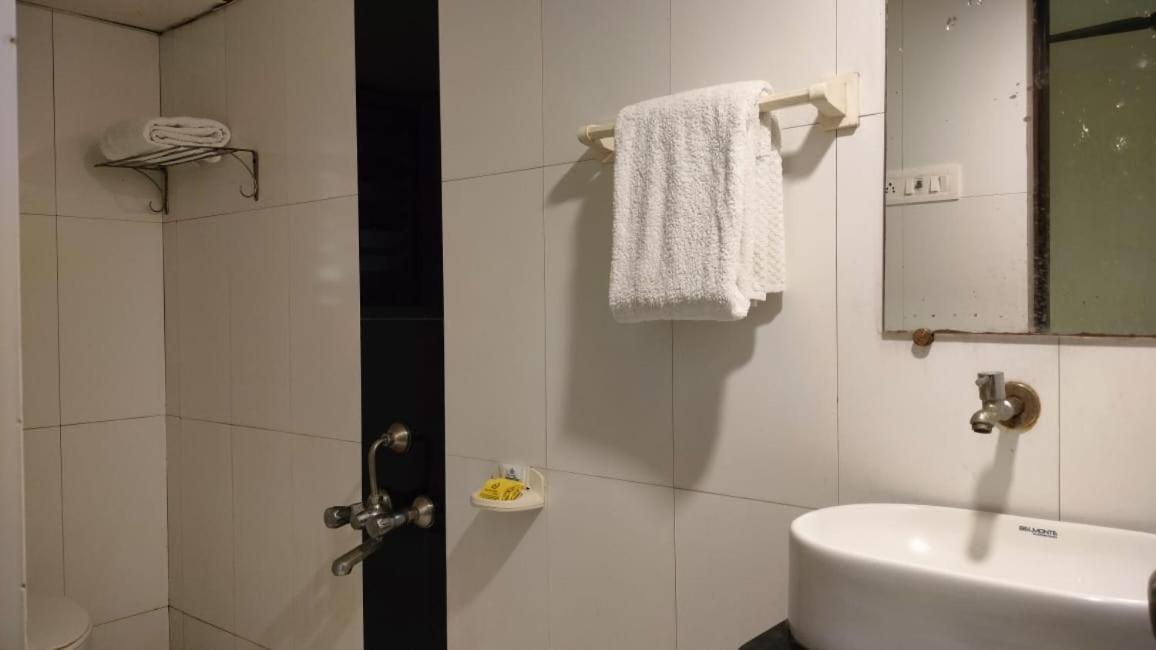 Hotel Sai Nidhi Executive-Mindspace Airoli Navi Mumbai Exteriör bild